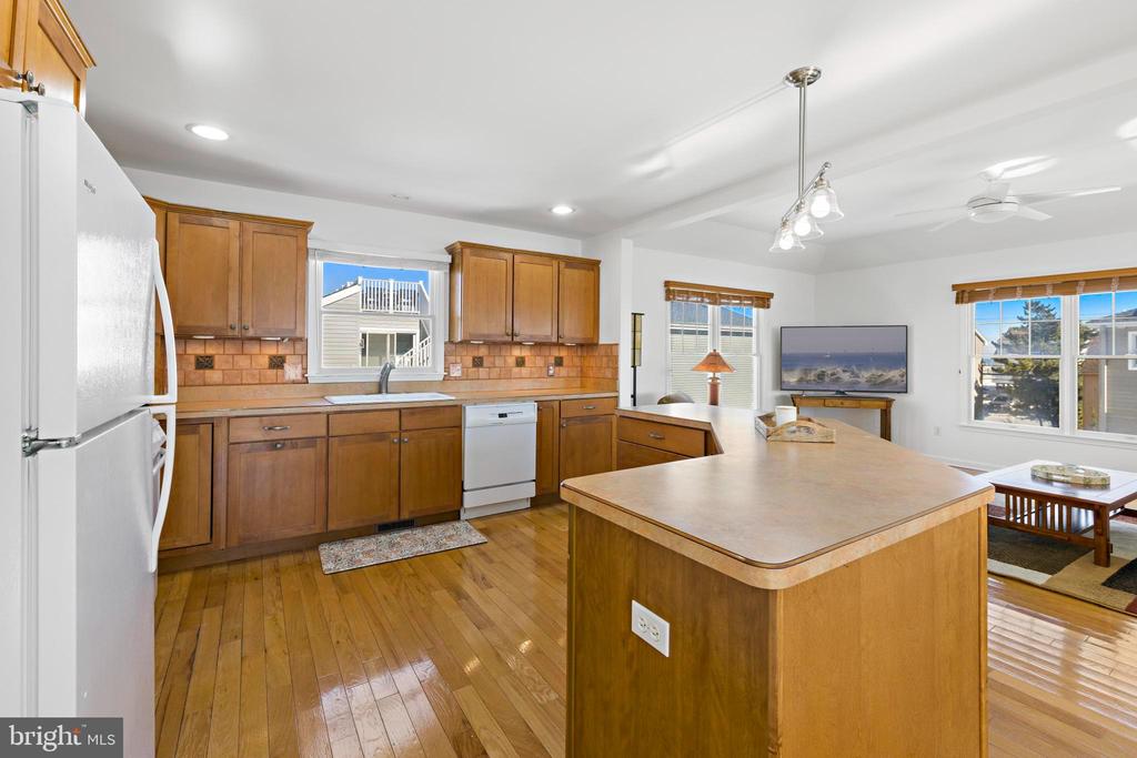 7 W JULIA AVENUE