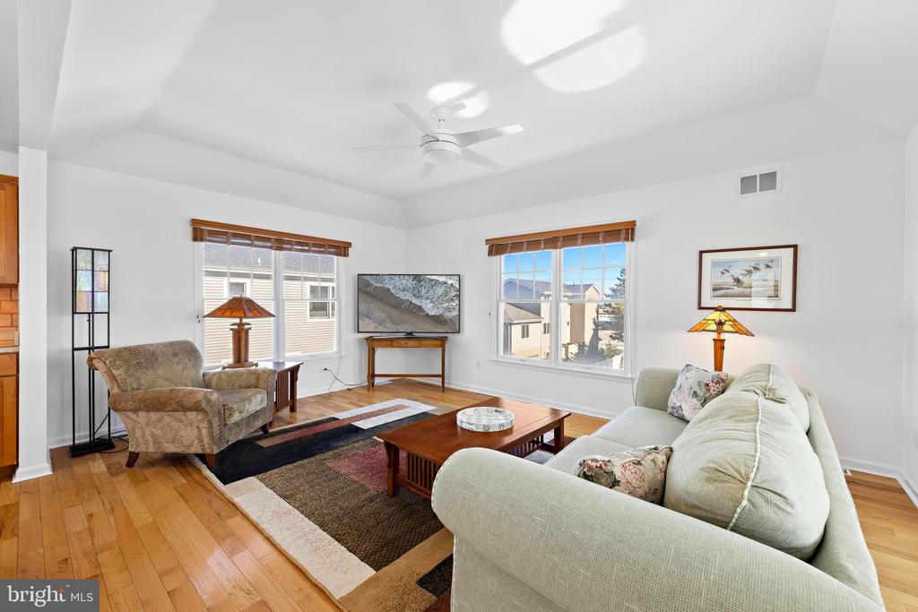 7 W JULIA AVENUE
