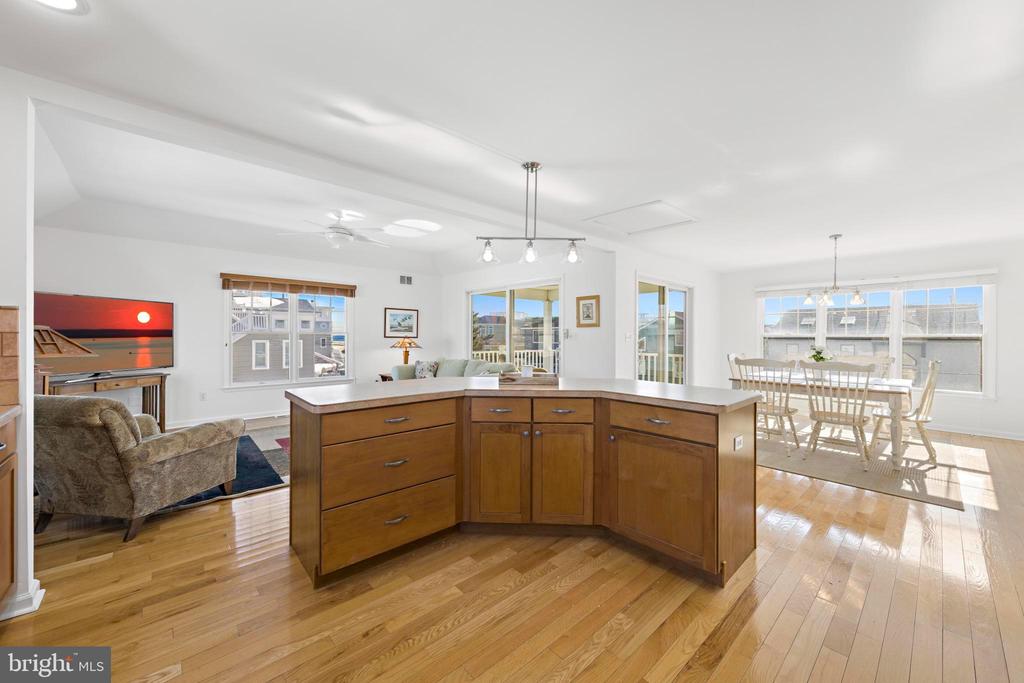 7 W JULIA AVENUE