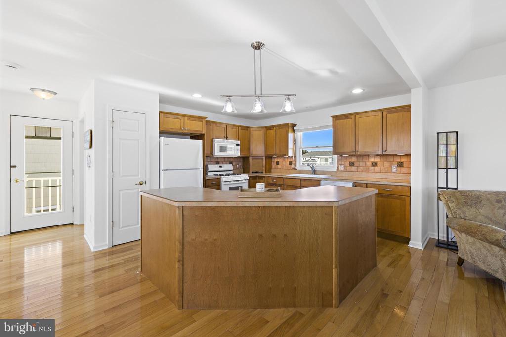 7 W JULIA AVENUE