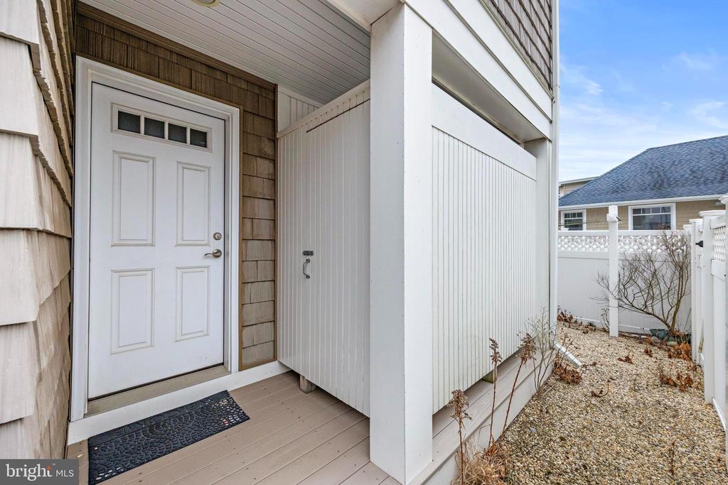 104 E HOBART AVENUE