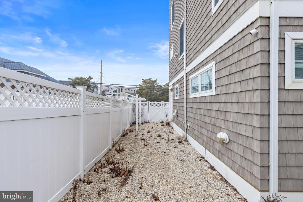 104 E HOBART AVENUE