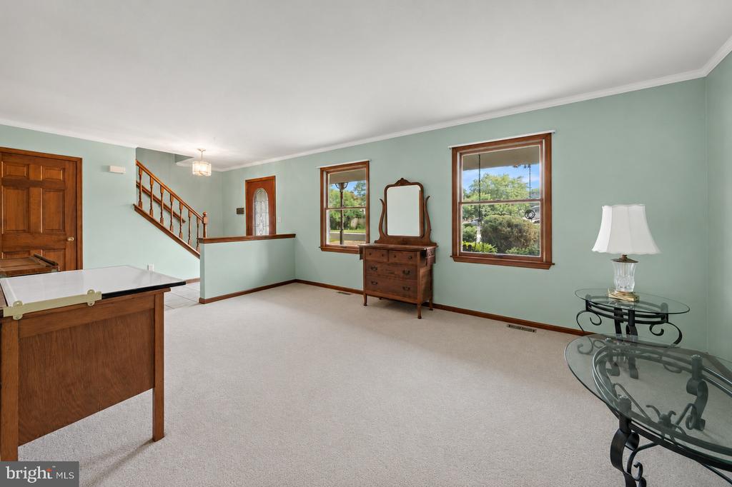 146 W HOLLY LANE