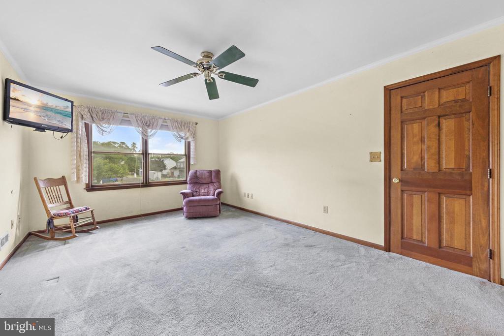 146 W HOLLY LANE