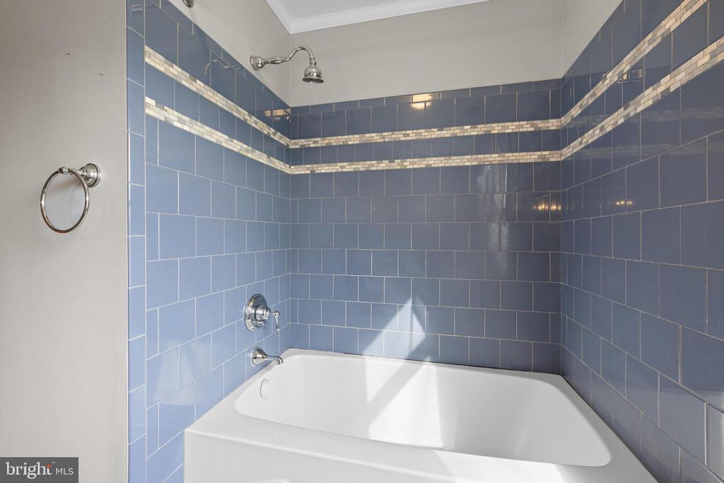 146 W HOLLY LANE