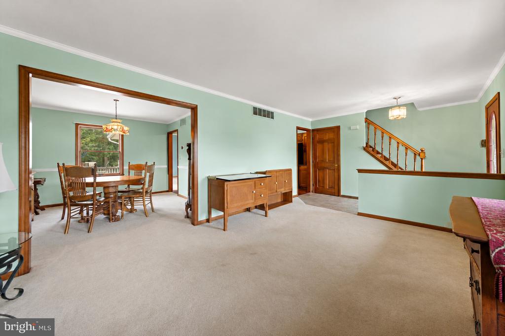 146 W HOLLY LANE