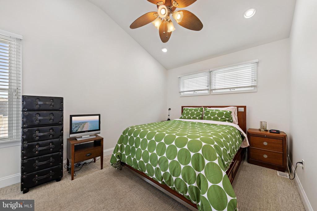 103 E LILLIE AVENUE U-B