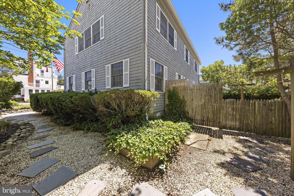 100 E TEXAS AVENUE