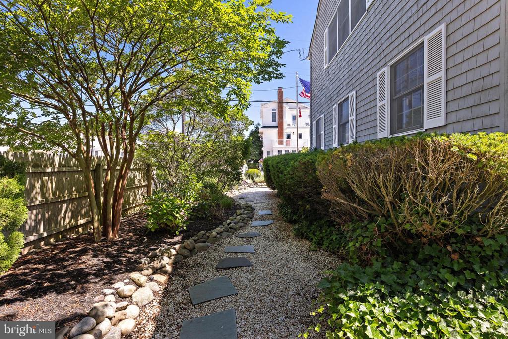 100 E TEXAS AVENUE