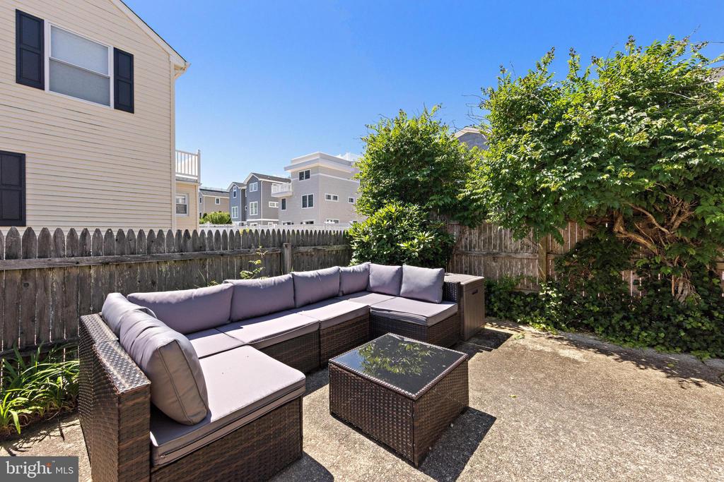100 E TEXAS AVENUE
