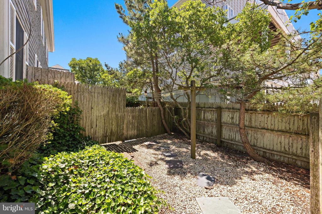 100 E TEXAS AVENUE