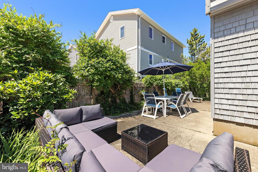 100 E TEXAS AVENUE
