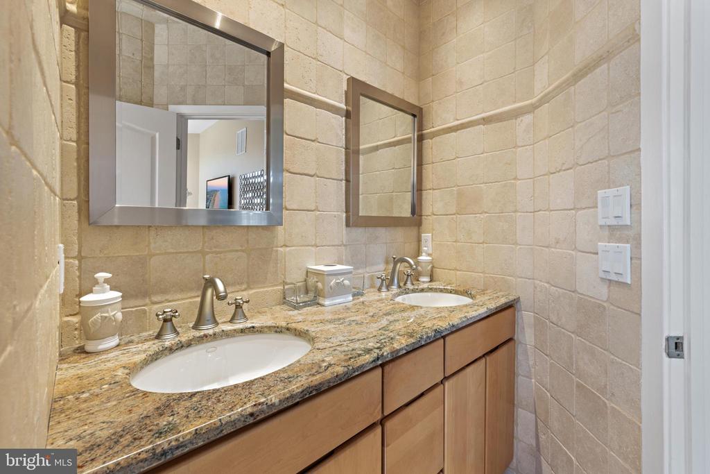 15 W RYERSON LANE
