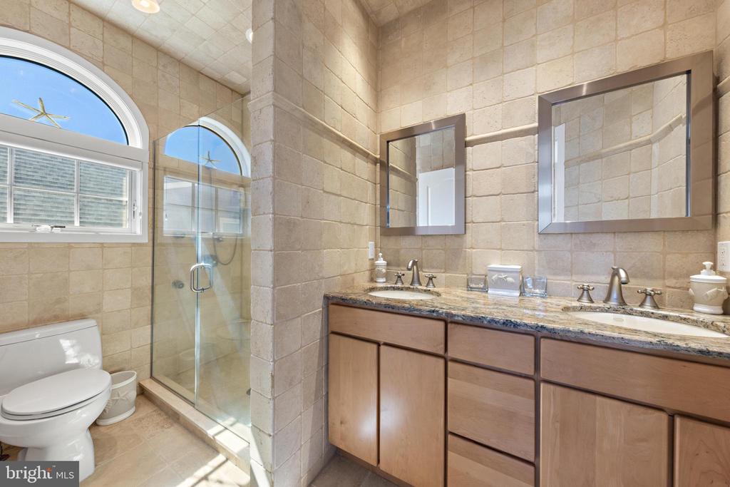 15 W RYERSON LANE