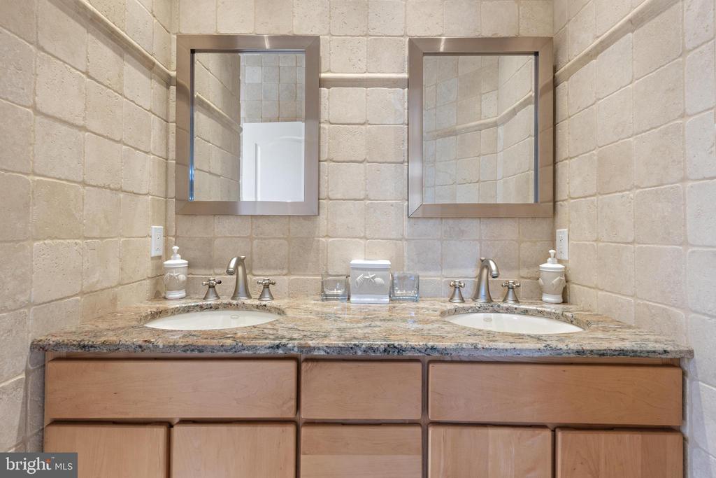 15 W RYERSON LANE