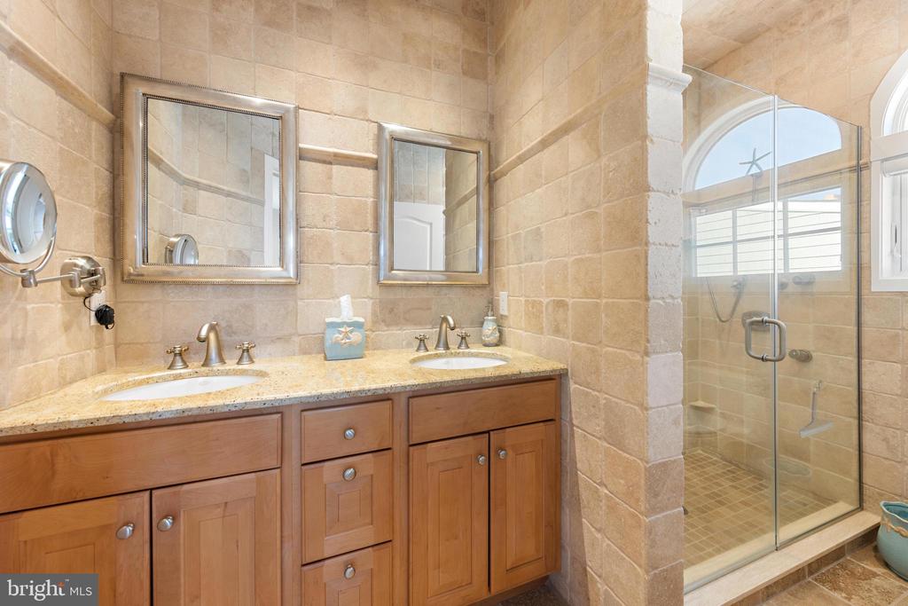 15 W RYERSON LANE