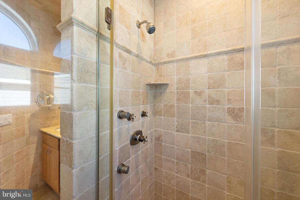 15 W RYERSON LANE