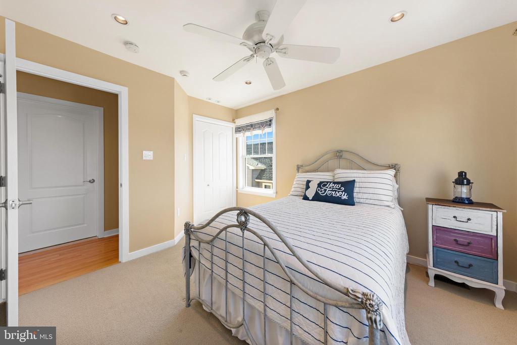 15 W RYERSON LANE