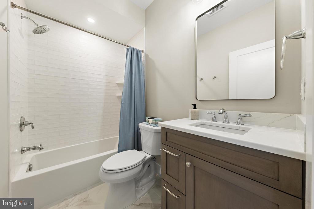2600 LONG BEACH BOULEVARD Unit: 8