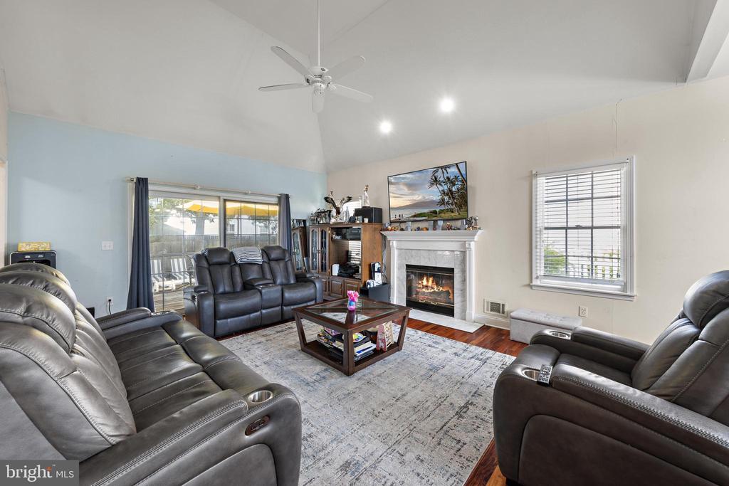 1016 BEACH LANE