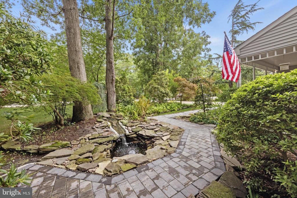 4 PINE OAK DRIVE