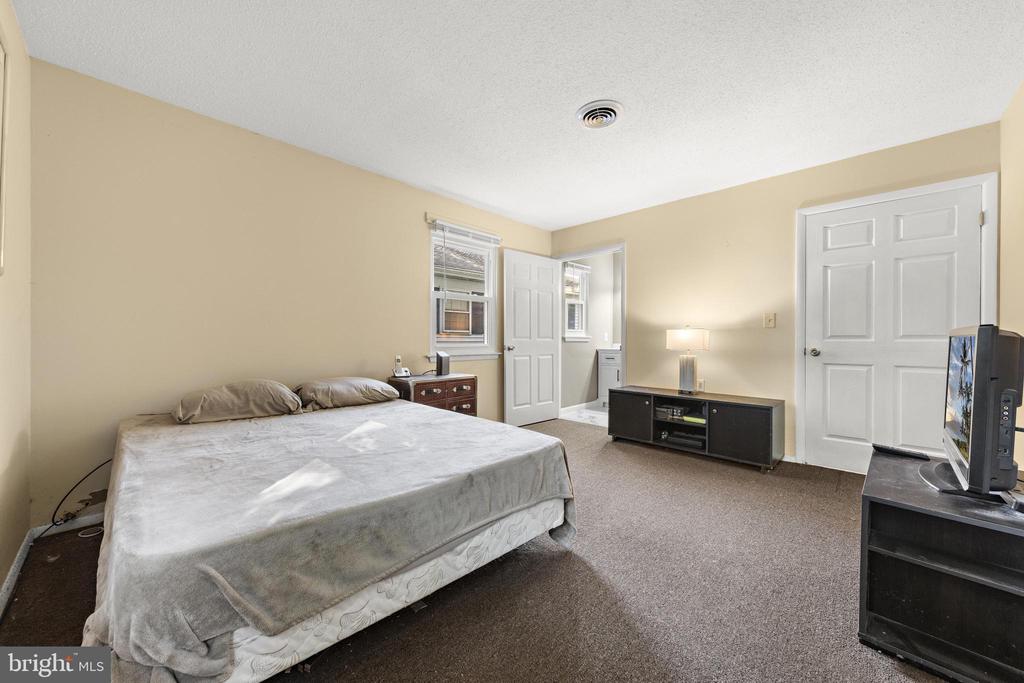 231 LEXINGTON DRIVE