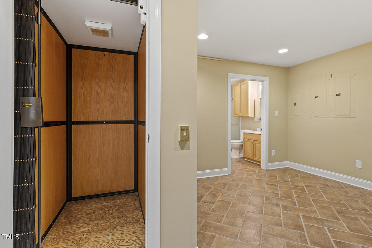 6816 Greywalls Lane