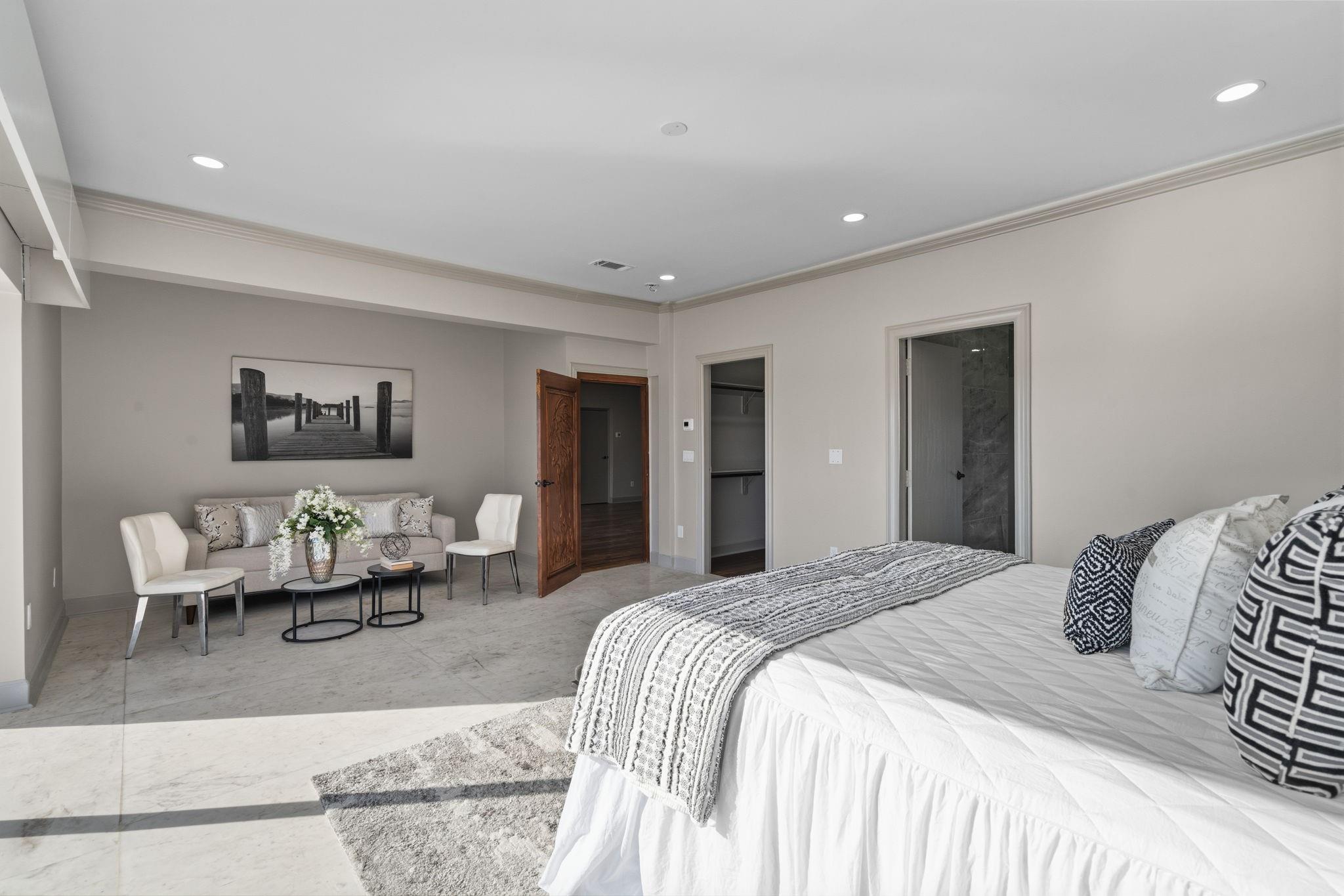 703 Leaning Oak Trail