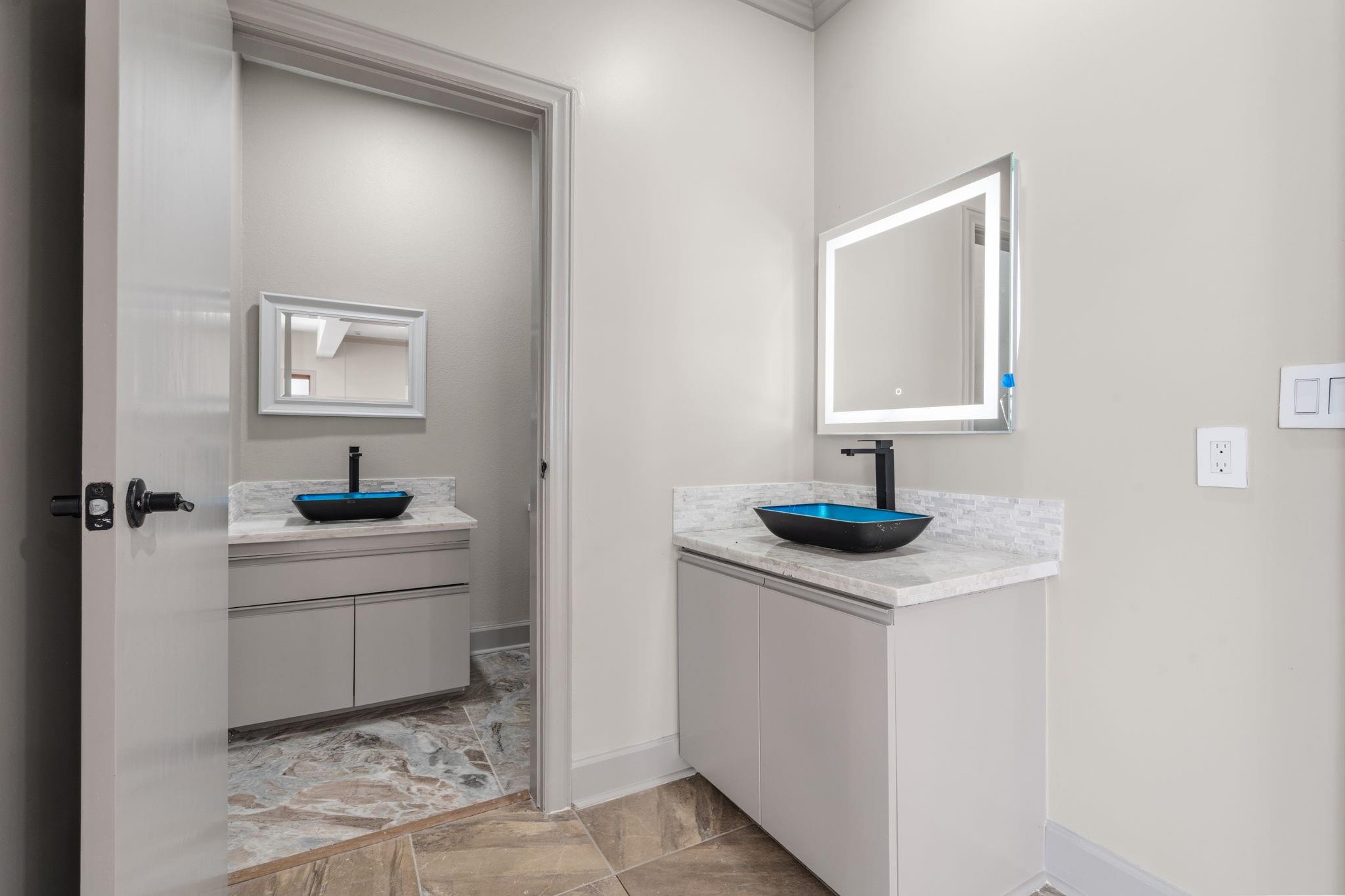 703 Leaning Oak Trail