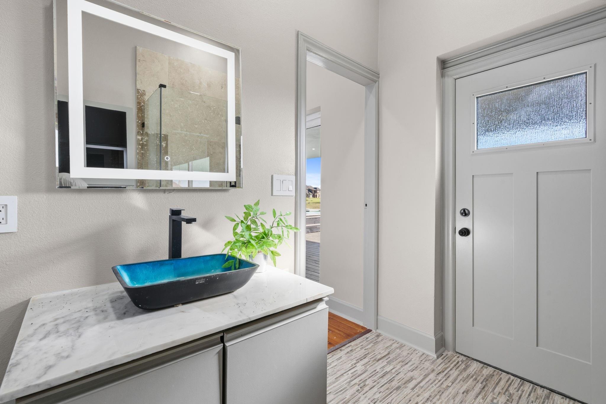 703 Leaning Oak Trail