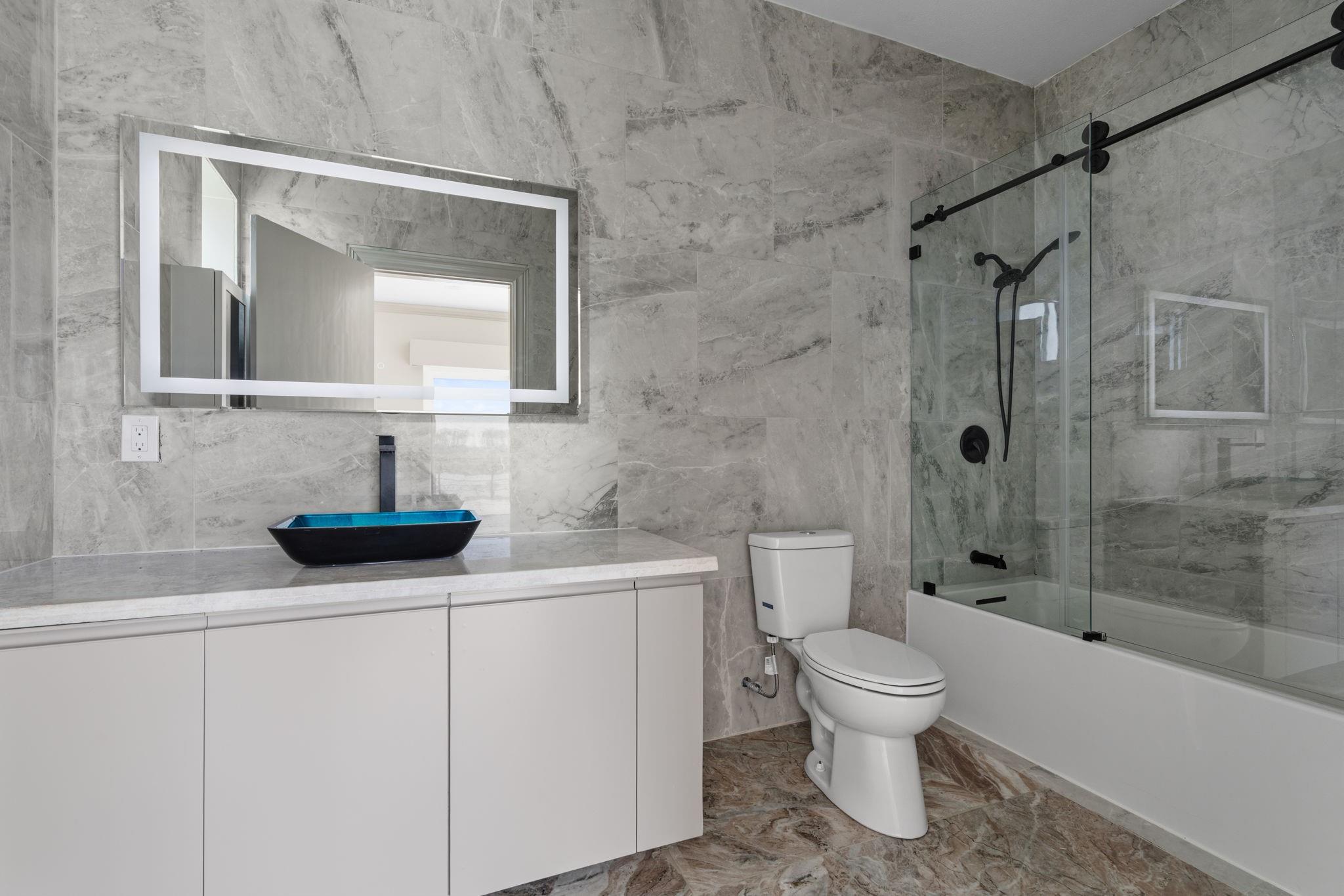 703 Leaning Oak Trail