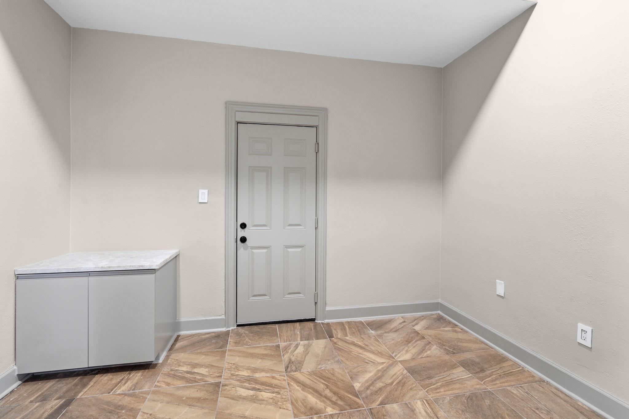 703 Leaning Oak Trail