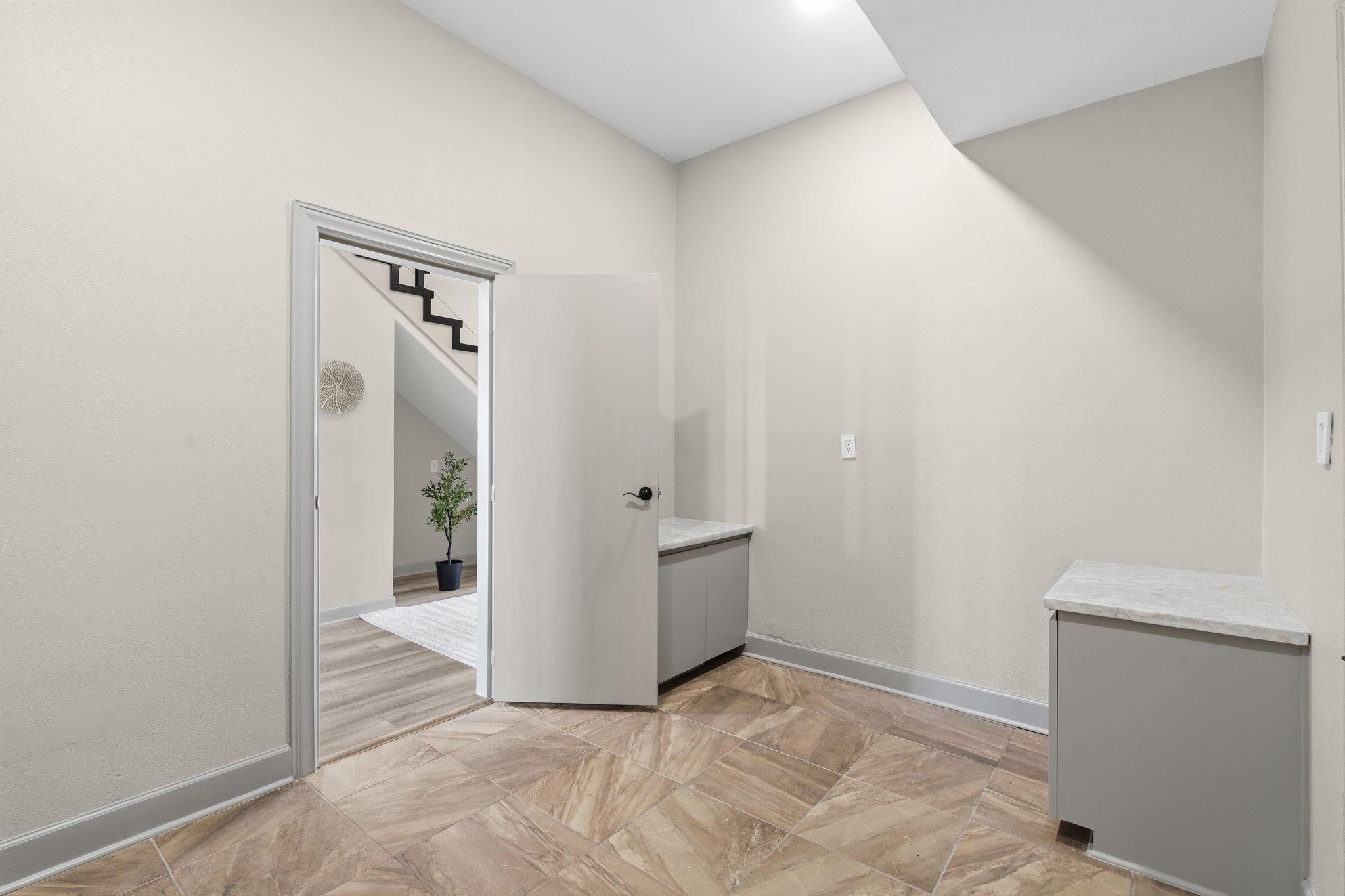 703 Leaning Oak Trail