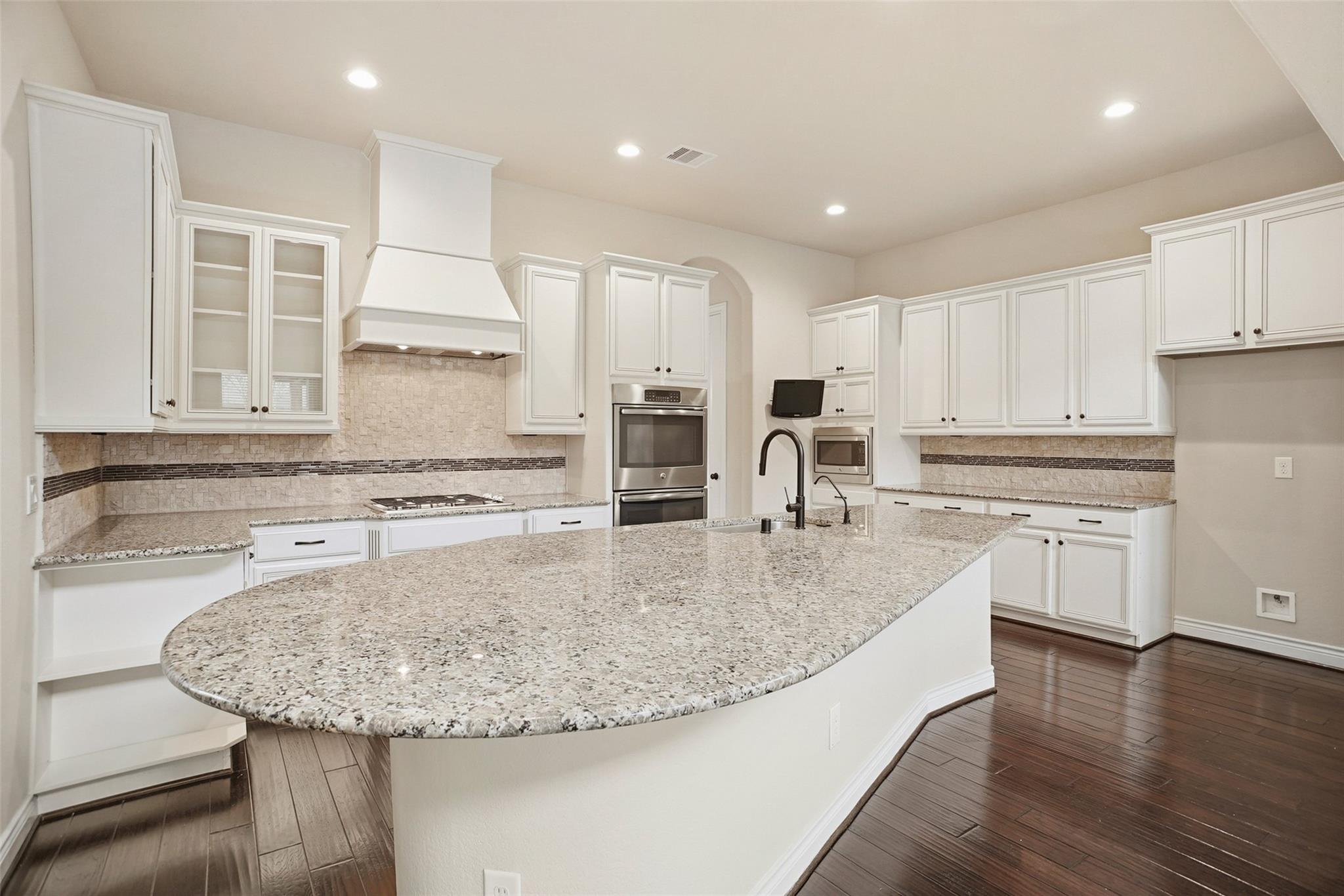 13735 Contour Ct