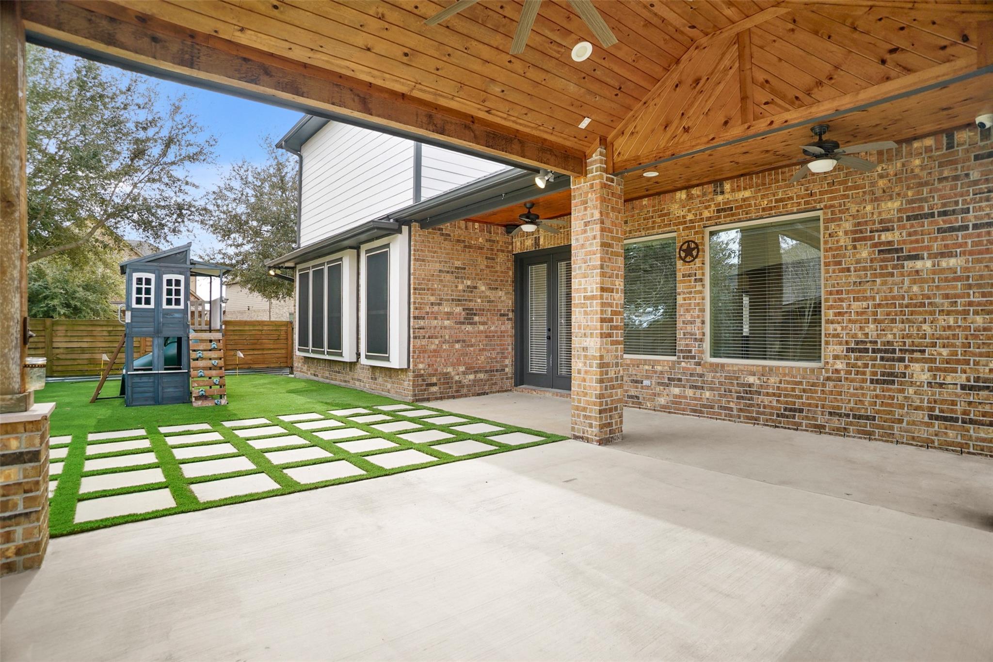 13735 Contour Ct