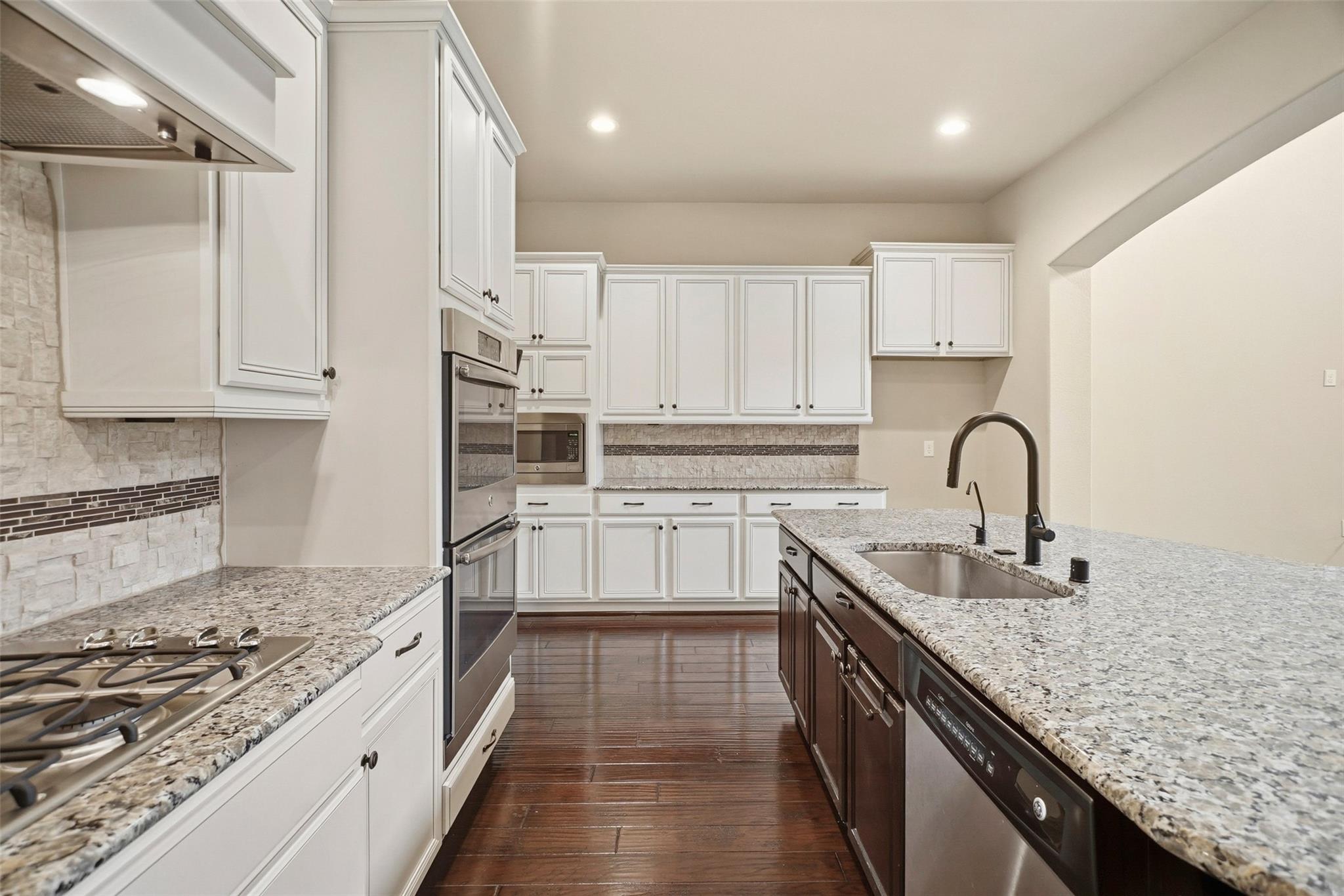 13735 Contour Ct