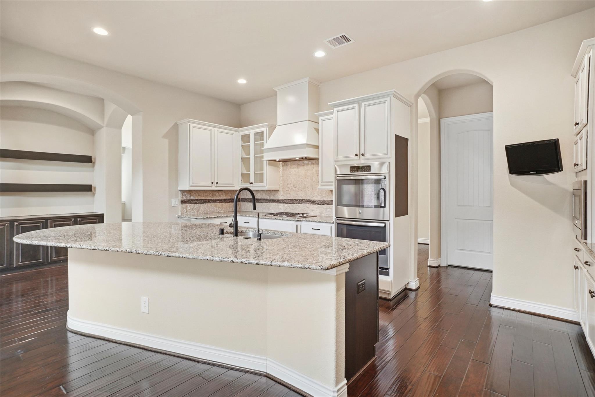 13735 Contour Ct