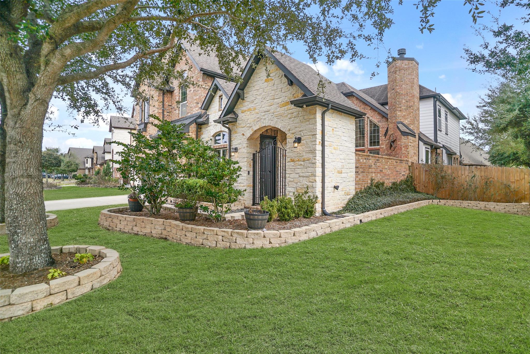 13735 Contour Ct