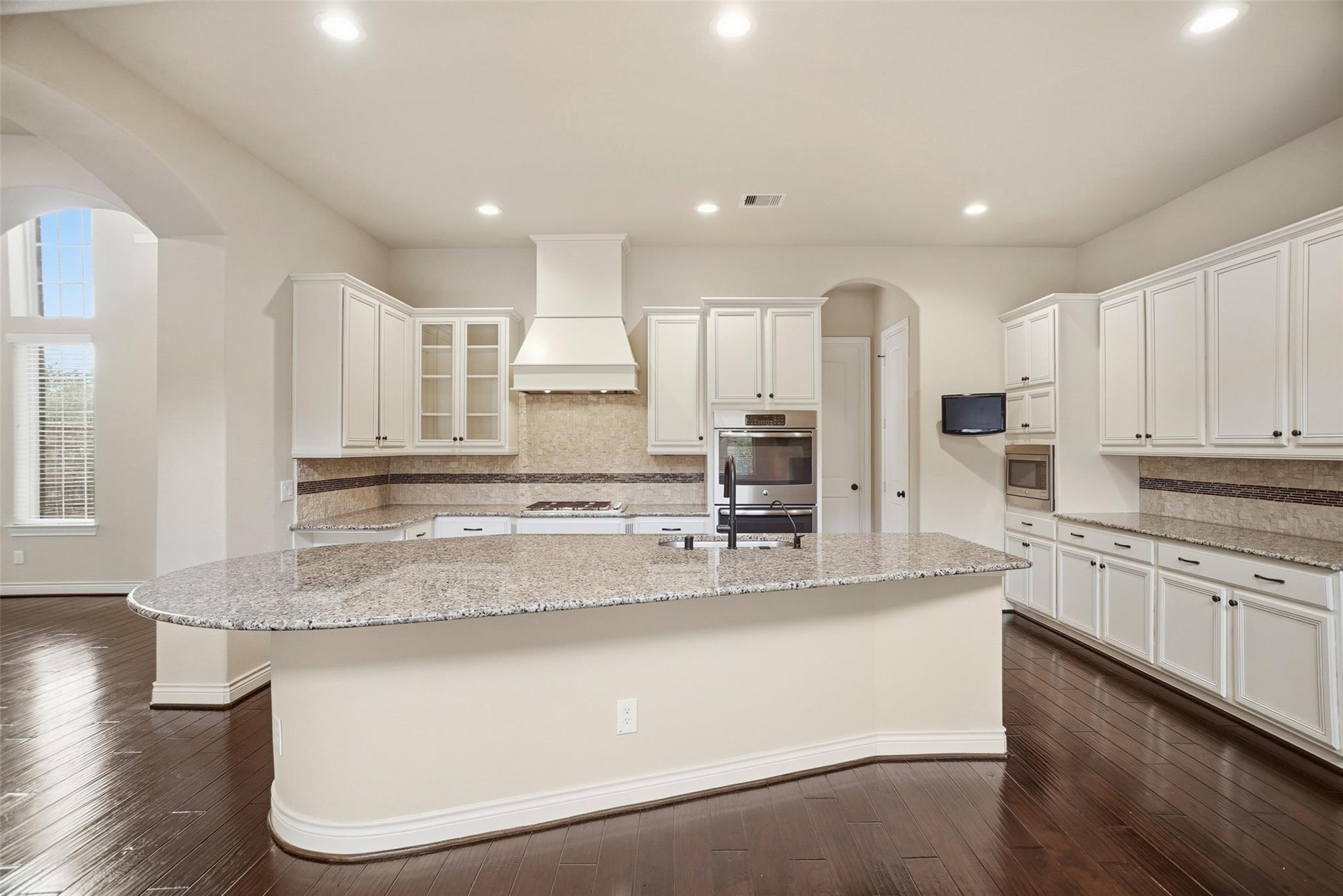 13735 Contour Ct