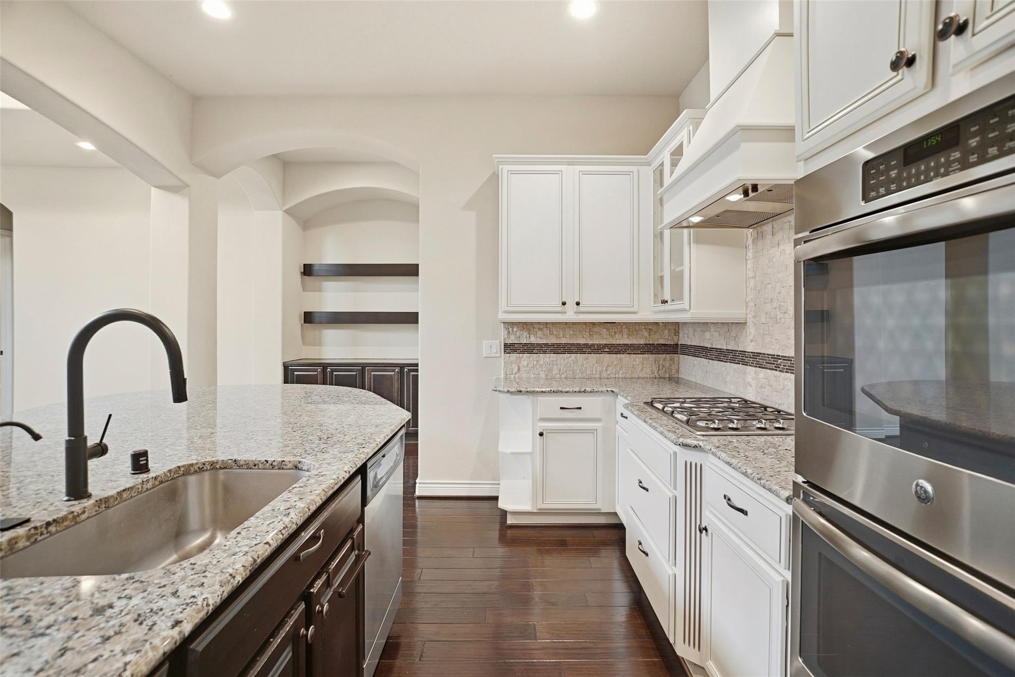 13735 Contour Ct