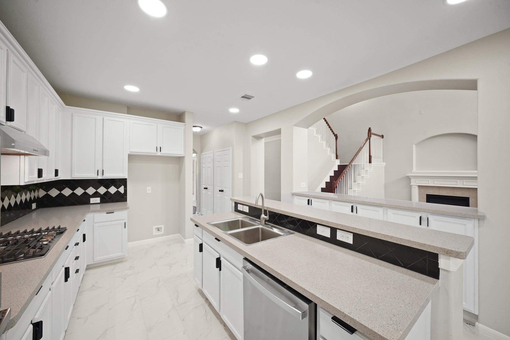 714 Coggins Point Way