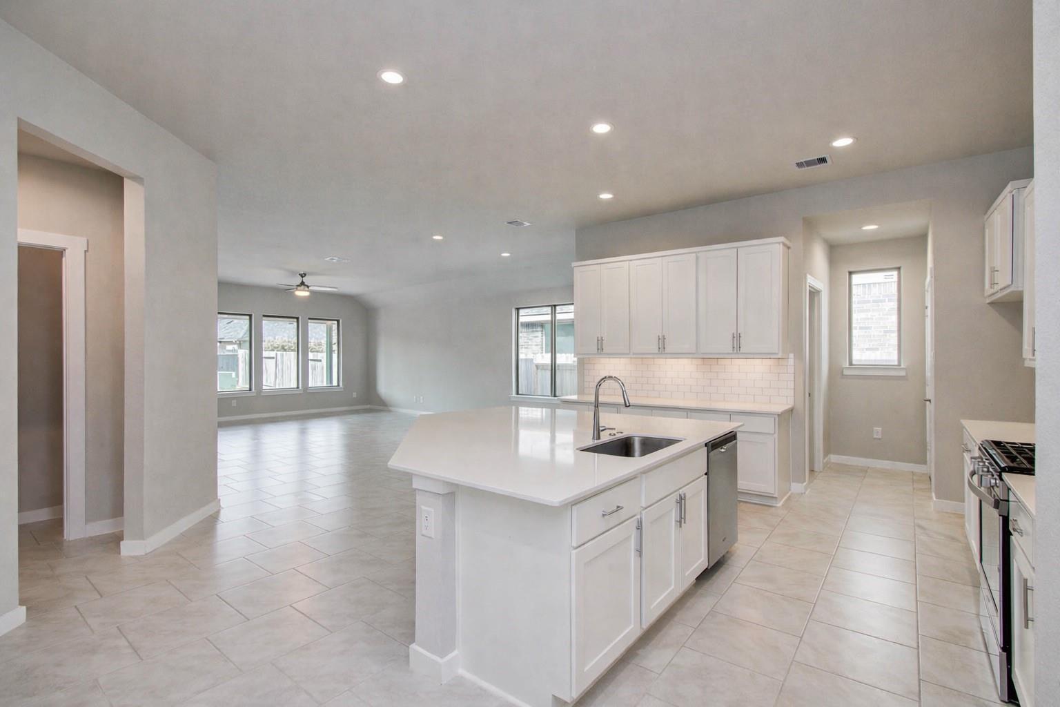 28511 Eli Eagle Street