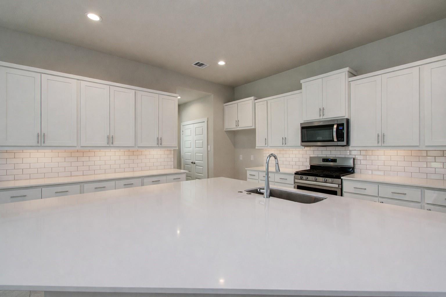 28511 Eli Eagle Street