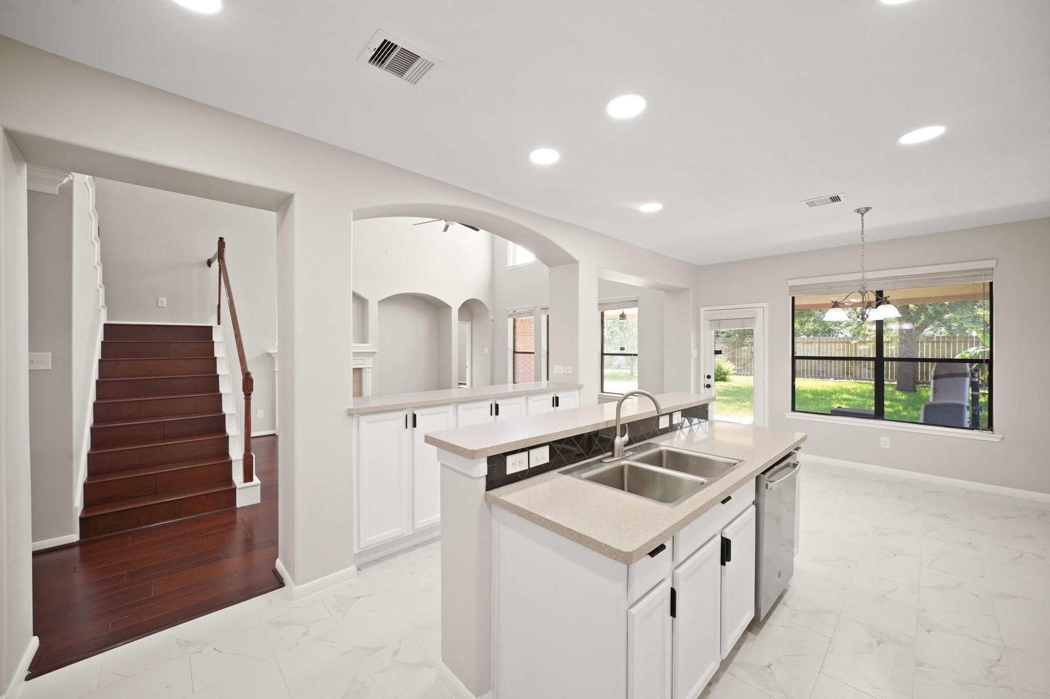 714 Coggins Point Way