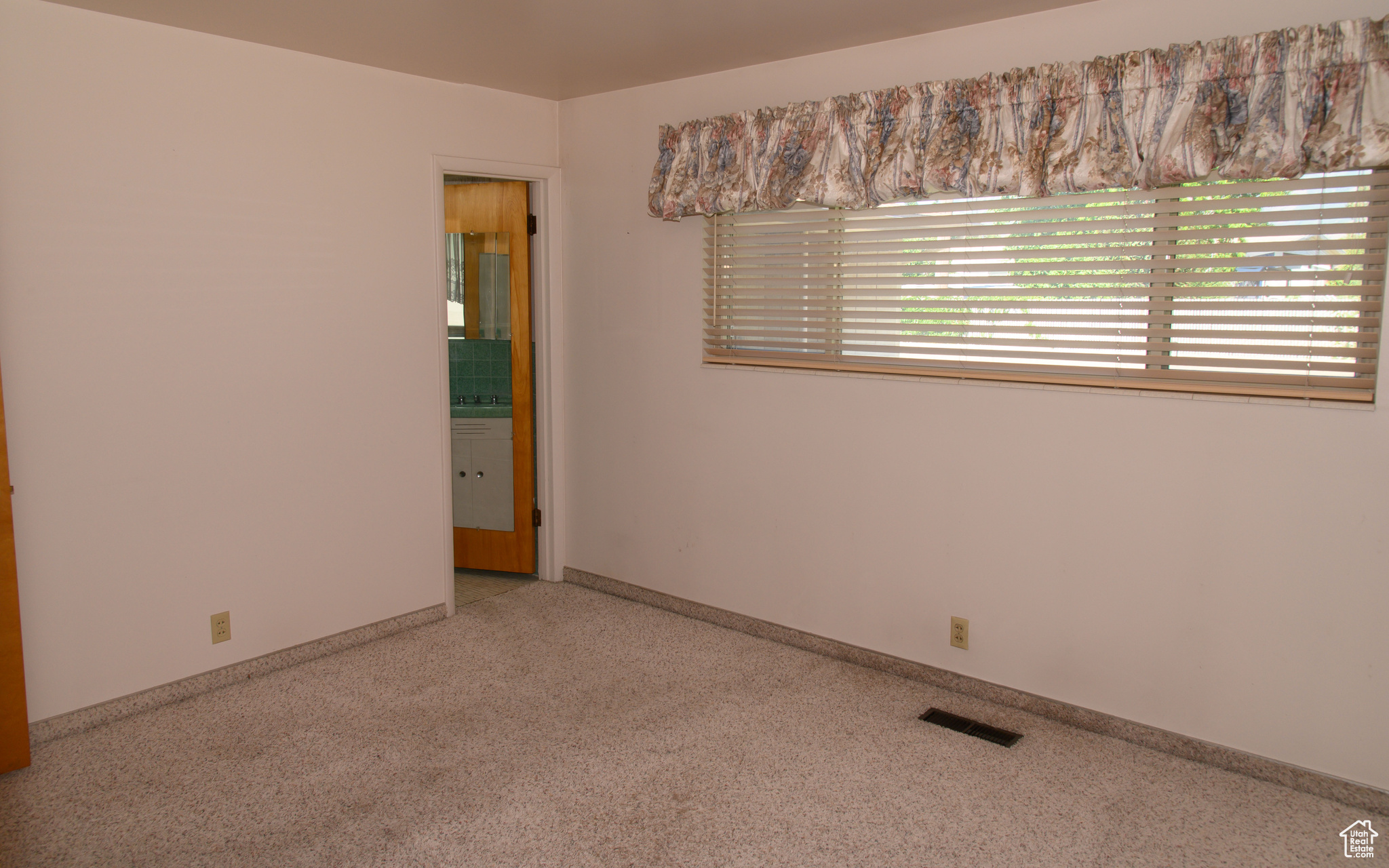 162 E TWIN PEAKS ST
