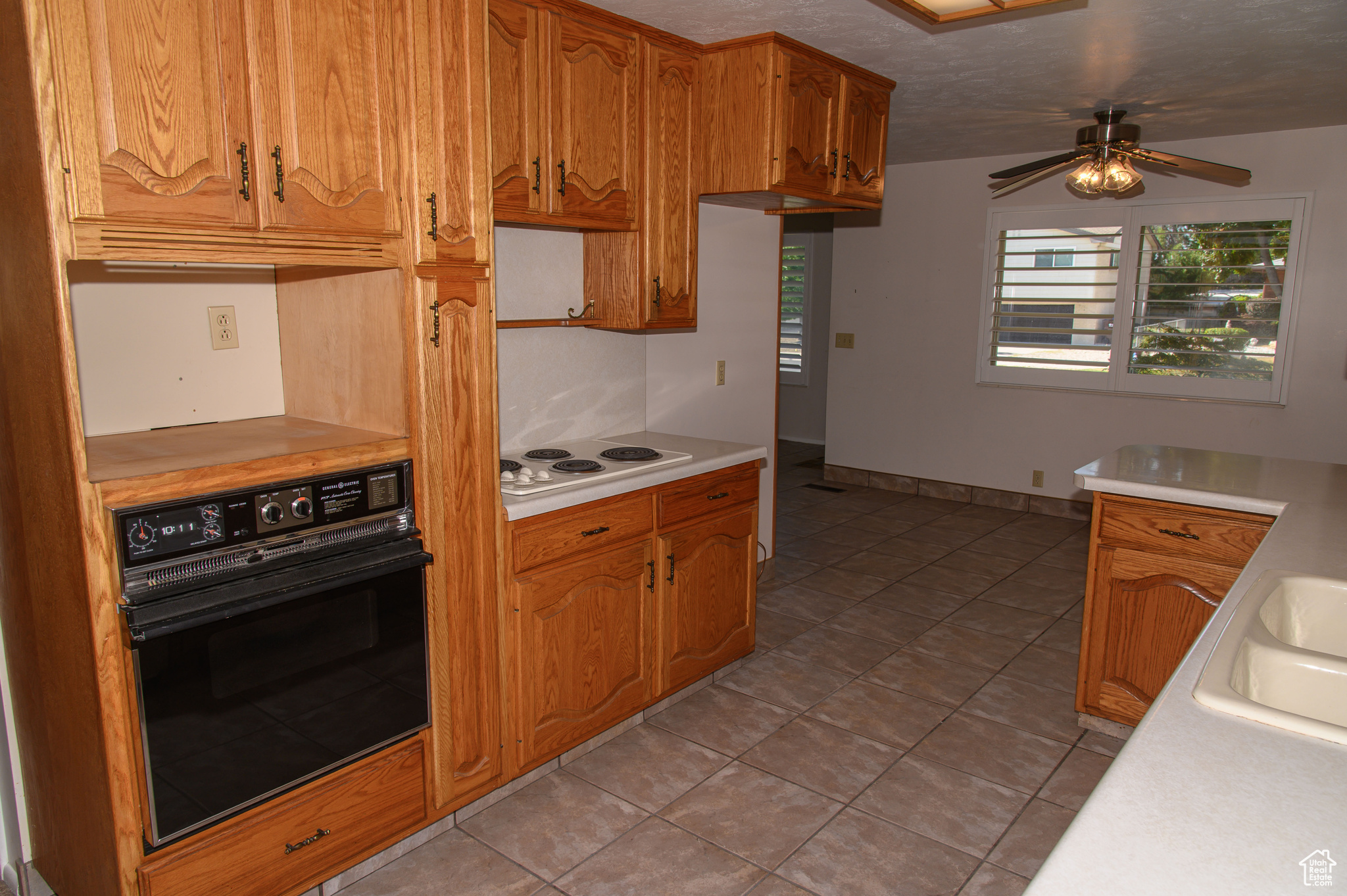 162 E TWIN PEAKS ST