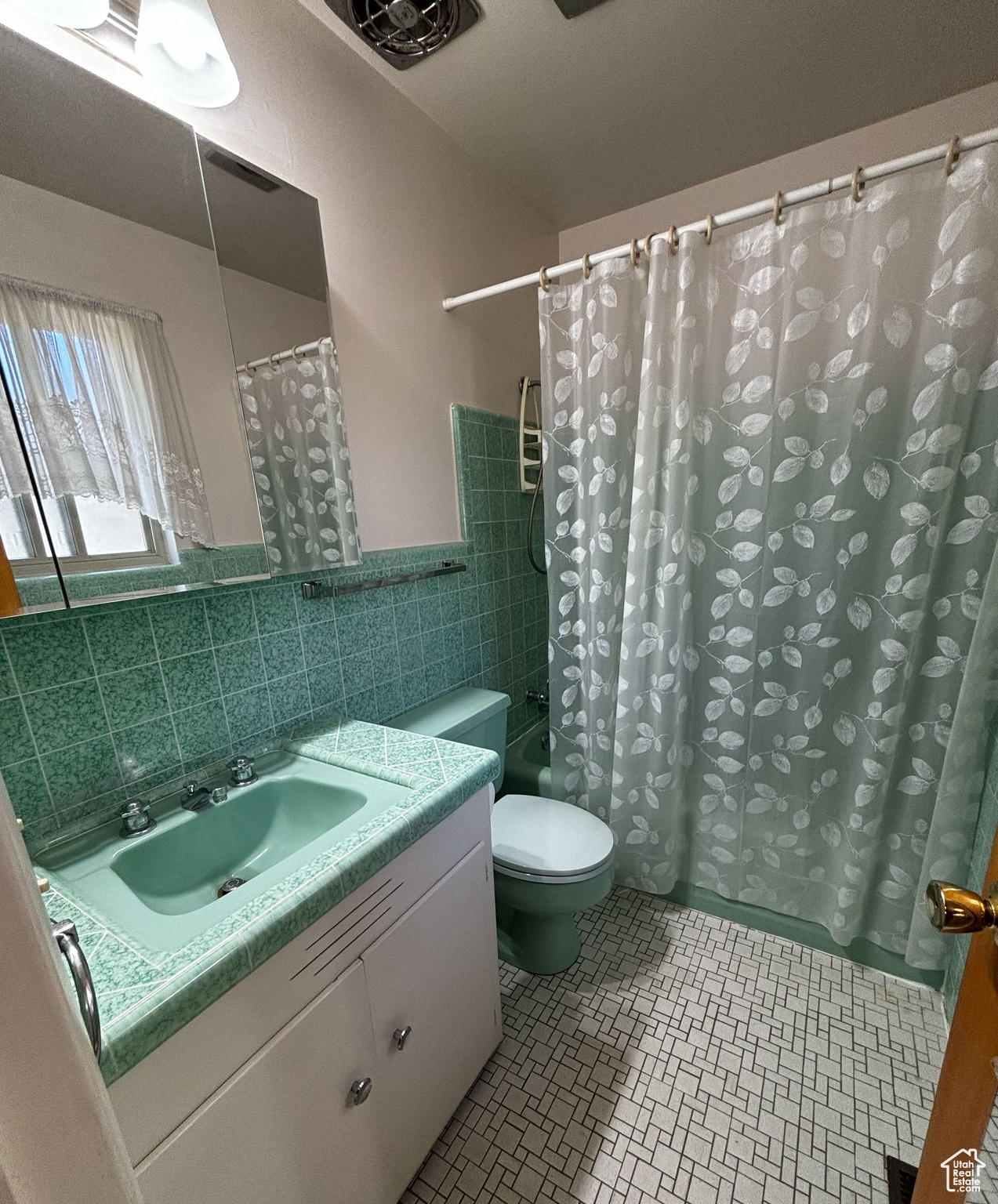 162 E TWIN PEAKS ST