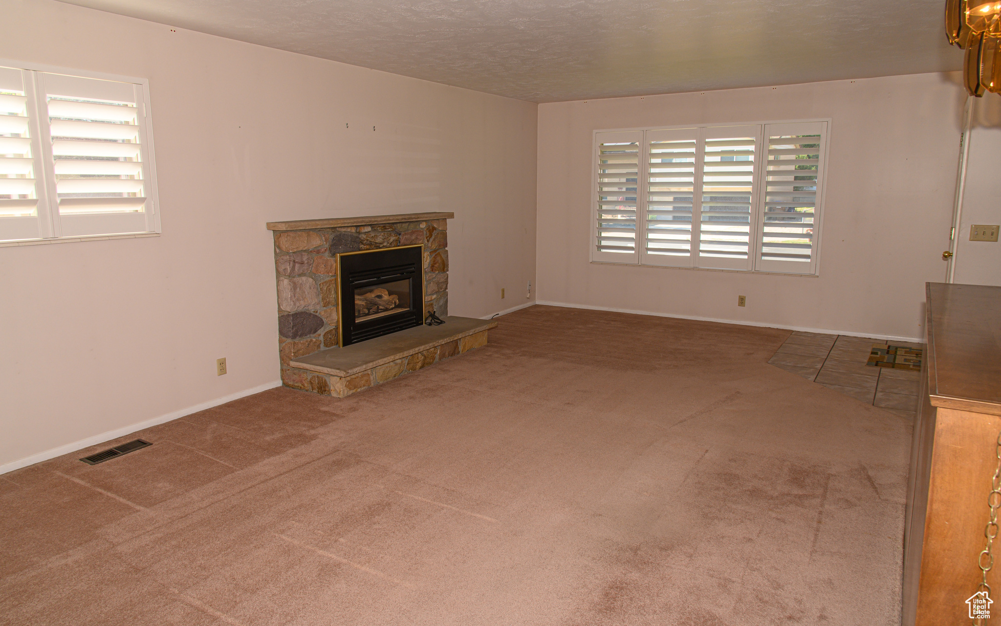 162 E TWIN PEAKS ST
