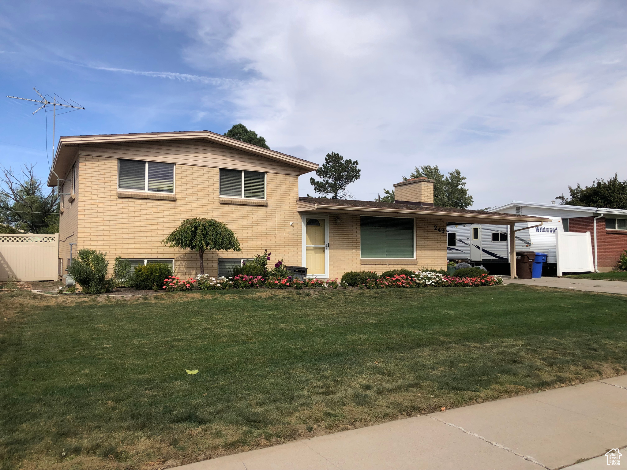 249 E TWIN PEAKS ST