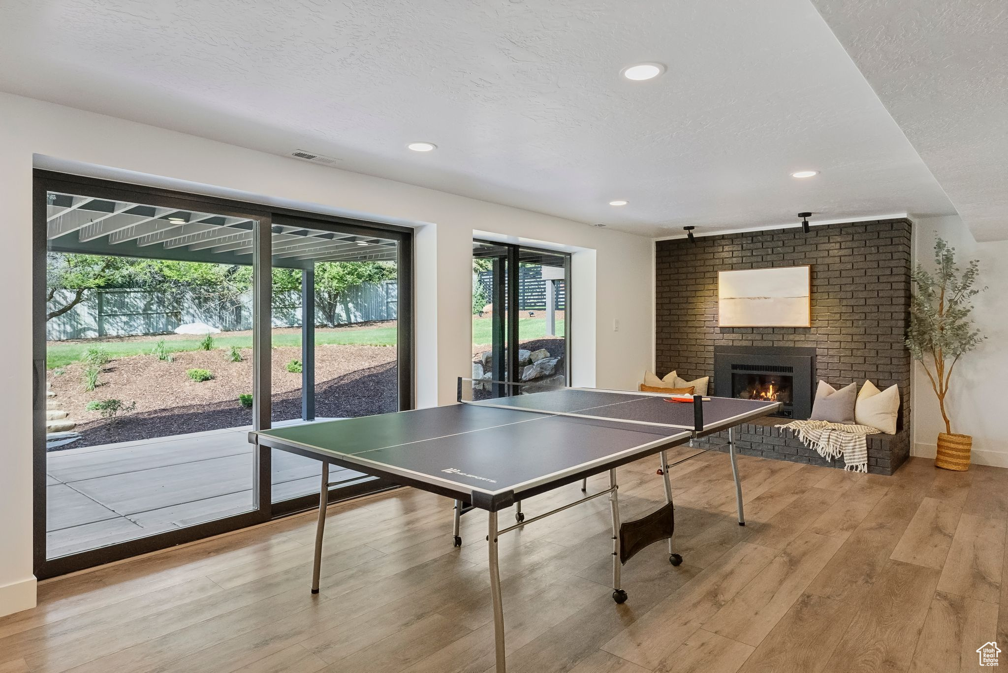 20 E WINDSONG LN